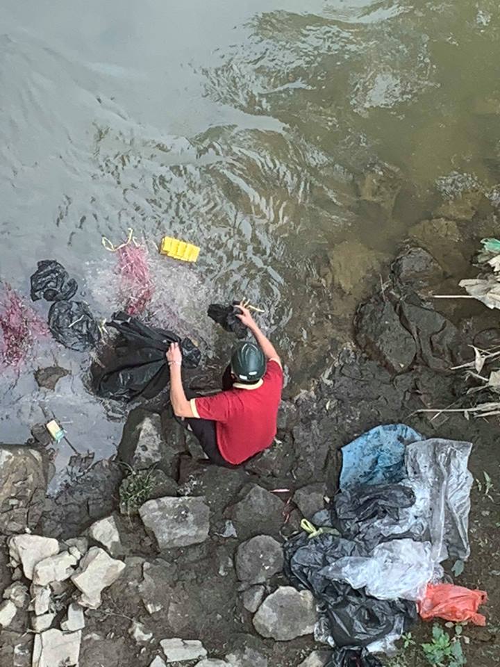 Mỗi lần thả cá nhiều người dân vứt luôn túi ni lông đựng cá, tro, chân nhang… xuống sông, hồ, gây ô nhiễm môi trường.