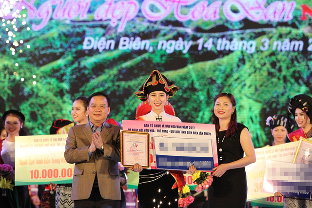  Ông Mùa A Sơn, Phó Bí thư Tỉnh ủy, Chủ tịch UBND tỉnh (ngoài cùng bên trái) trao giải Người đẹp Hoa Ban cho thí sinh Trần Thị Phương Anh tại Cuộc thi Người đẹp Hoa Ban năm 2017. ảnh KT