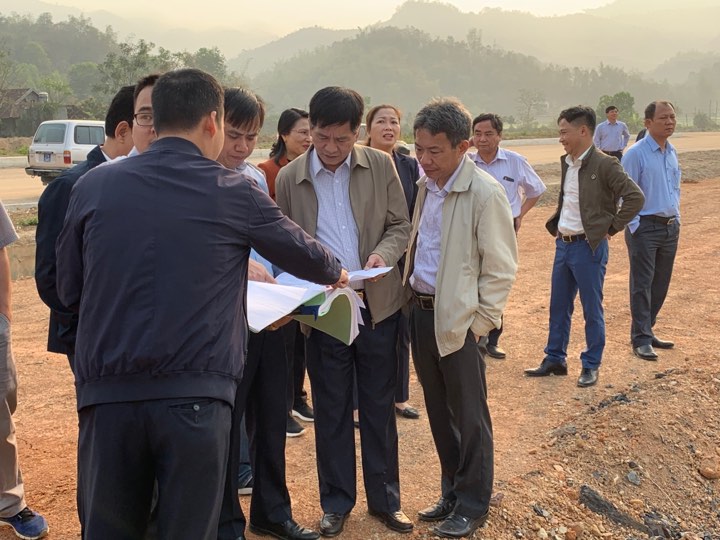 Đồng chí Lê Thành Đô, Phó Chủ tịch Thường trực UBND tỉnh kiểm tra dự án hồ điều hòa thuộc Chương trình đô thị miền núi phía Bắc.