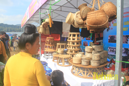  Gian hàng giới thiệu sản phẩm thủ công truyền thống như vải, trang phục thổ cẩm… của người dân tộc trên địa bàn tỉnh Điện Biên tại Sự kiện Hoa Anh đào - Pá Khoang vừa qua.