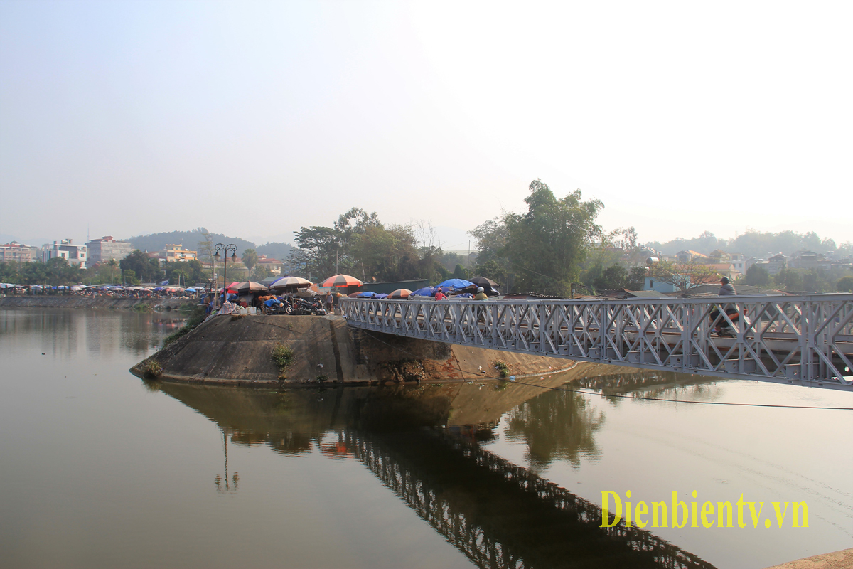 Cầu Mường Thanh soi bóng xuống dòng sông Nậm Rốm