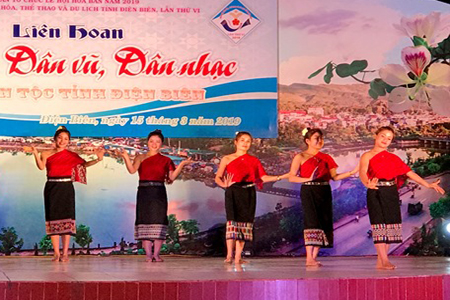 Tiết mục Dân vũ Lào “Sao kén phải” (Cô gái quay sợi) do Tốp nữ múa huyện Điện Biên biểu diễn.