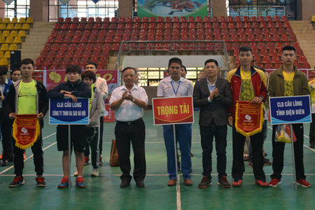 Ban tổ chức trao Cờ lưu niệm cho các CLB tham gia giải đấu