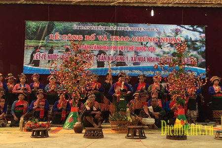 Thầy Mo cùng đội nghi lễ bắt đầu nghi thức chúc mừng năm mới.(Tết té nước của người Lào tại xã Núa Ngam năm 2018).