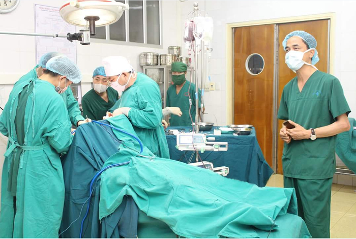 Các bác sỹ Bệnh viện Đa khoa tỉnh Điện Biên mổ trực tuyến cho bệnh nhân Mai Văn Diễm. 