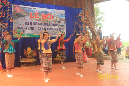 Múa hát chào mừng lễ hội cũng là cách để truyền tải các bài hát, điệu múa của dân tộc Lào đến du khách và các thế hệ con cháu trong bản.