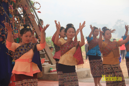 Nhiều tiết mục văn nghệ đặc sắc mang đậm bản sắc văn hóa của người Lào...