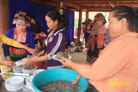 Đến với lễ hội té nước “Bun Py May” du khách và người dân địa phương còn được thưởng thức ẩm thực của người Lào...