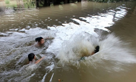 Các học sinh, sinh viên thưởng rủ nhau ra sông suối để bơi lội điều này tiềm ẩn nguy cơ đuối nước cao. ( Ảnh minh họa)  