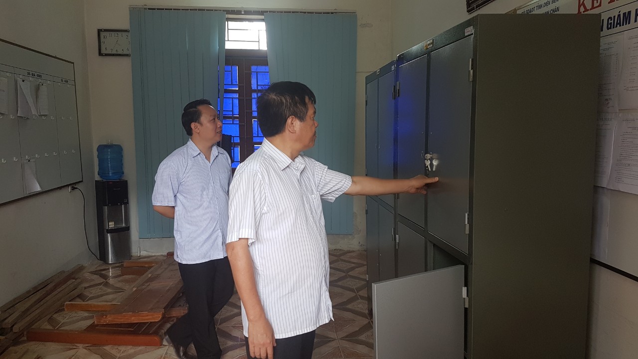 Đồng chí Nguyễn Văn Kiên - Giám đốc Sở Giáo dục và Đào tạo kiểm tra tại Điểm thi THPT Thanh Chăn.