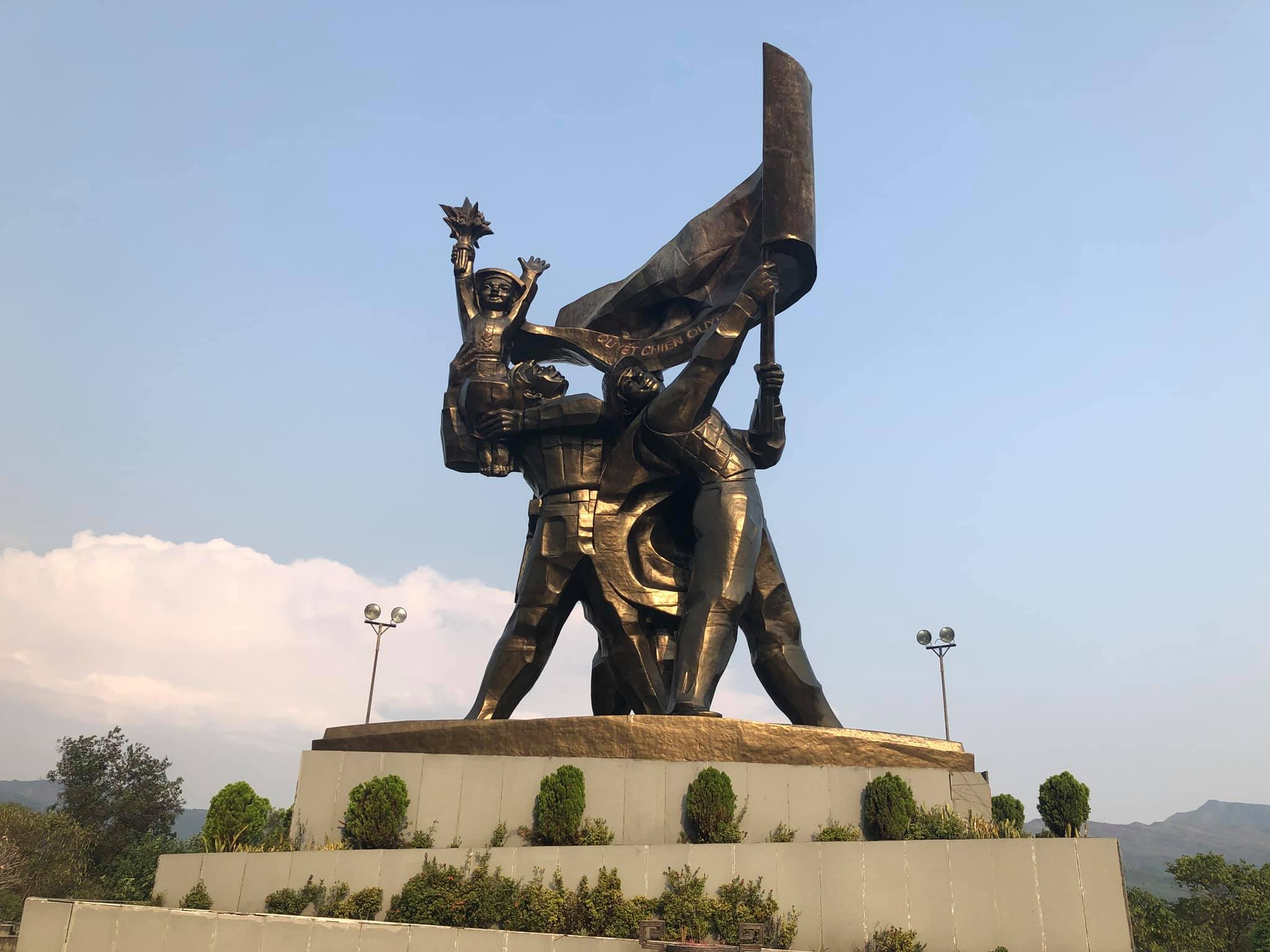Tượng đài Chiến thắng Điện Biên Phủ - Đài Phát thanh và Truyền hình Điện  Biên