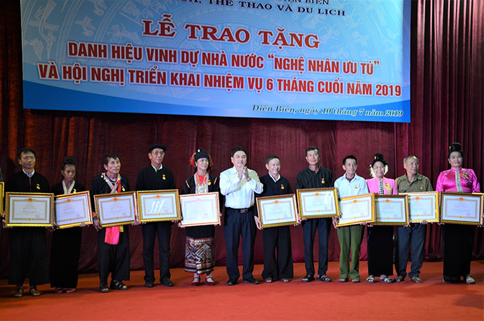 Thừa ủy quyền của Chủ tịch nước, đồng chí Lê Văn Quý - Phó Chủ tịch UBND tỉnh đã trao danh hiệu “Nghệ nhân ưu tú” cho các cá nhân.