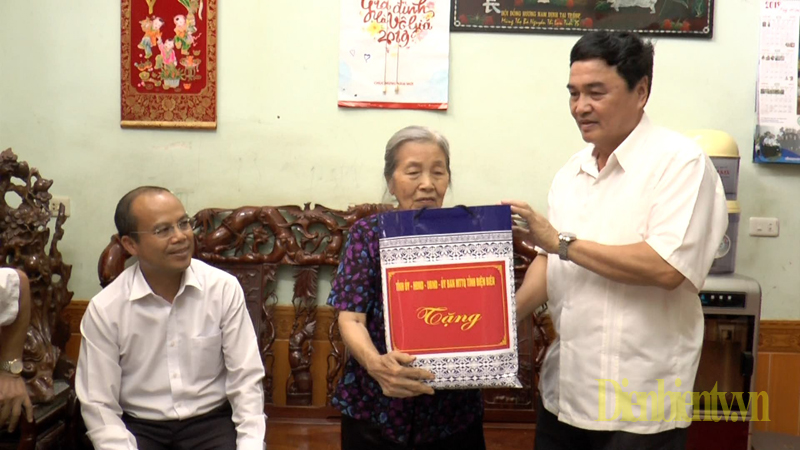 Thăm, tặng quà gia đình bà Nguyễn Thị Lựu, vợ liệt sĩ Vương Văn Đăng - Đội C2, xã Thanh Yên, huyện Điện Biên