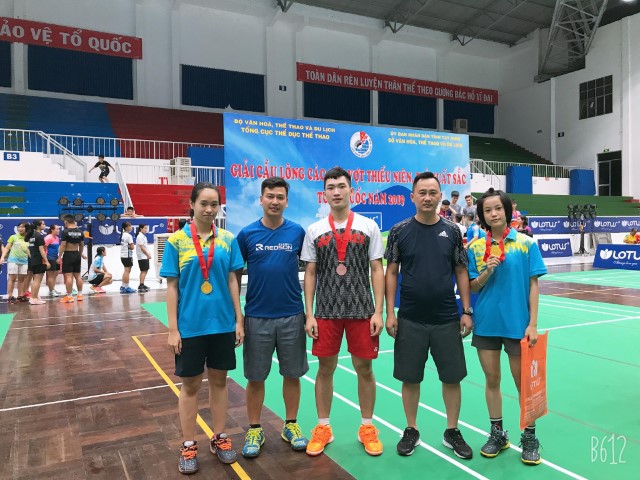 VĐV Điện Biên giành được 1 huy chương vàng nội dung đôi nữ U15 tại Giải cầu lông các cây vợt thiếu niên, trẻ xuất sắc năm 2019. (Ảnh Văn Sinh)