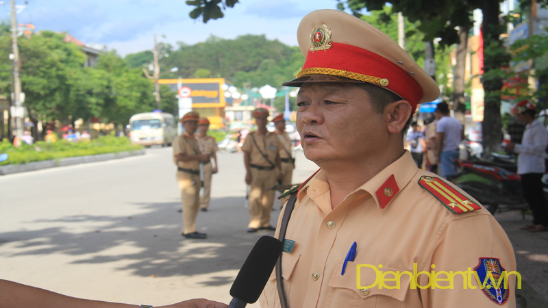 Trung tá Lương Thanh Sơn - Đội trưởng Đội giao thông Tp. Điện Biên Phủ trả lời phỏng vấn.