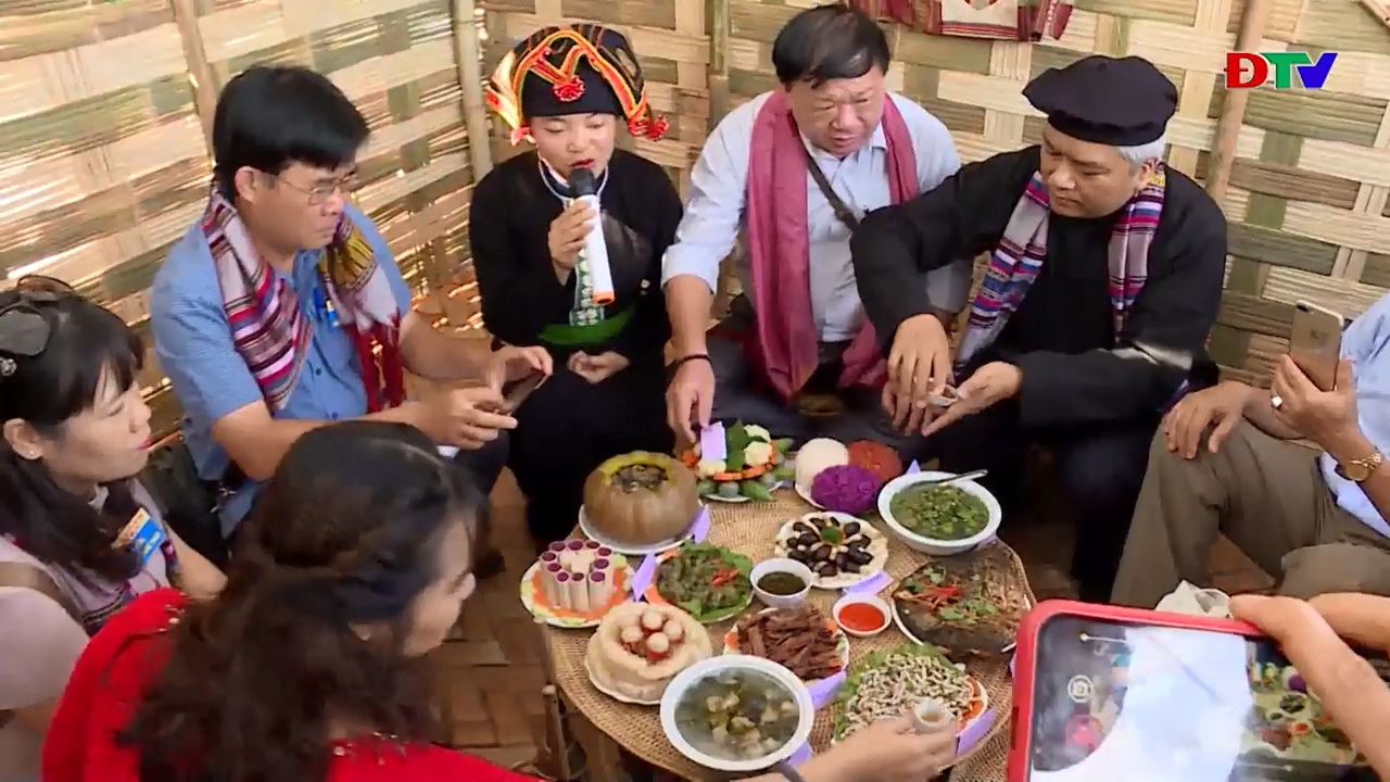 Ẩm thực Điện Biên (Ngày 27-10-2019) Văn hóa ẩm thực của đồng bào dân tộc Thái ở ngày Hội