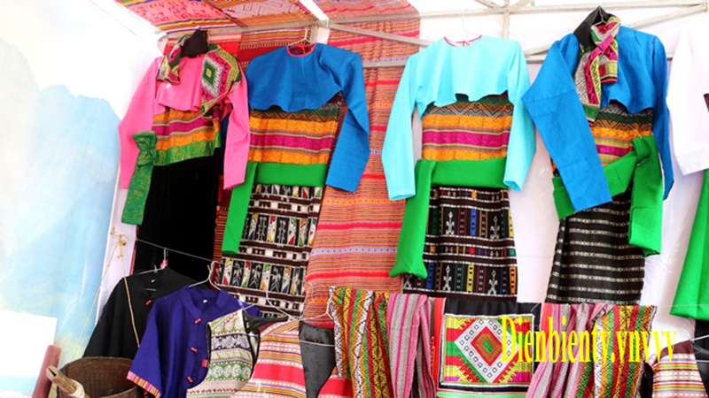 Sản phẩm dệt thổ cẩm của người Thái rất đa dạng, phong phú, bao gồm: trang phục, vải, chăn hoa, váy thêu, khăn piêu, dải thắt lưng hoa ...