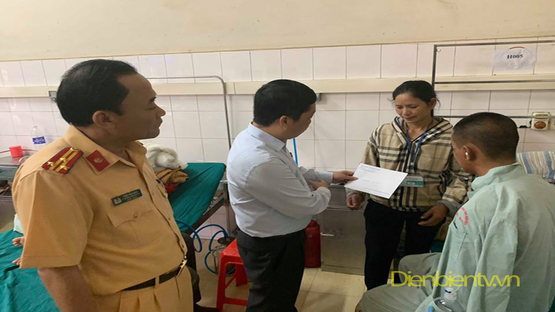 Ban ATGT tỉnh thăm, tặng quà các nạn nhân tai nạn giao thông tại Bệnh viện Đa khoa tỉnh Điện Biên.
