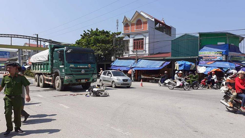 Vụ tai nạn xảy ra vào khoảng 10h00 ngày 7/10 tại Km 78+250 QL 279, khu vực ngã tư đường Võ Nguyên Giáp giao với đường nội thị đi cầu C4, đường đôi có dải phân cách giữa thuộc địa phận tổ DP 9, phường Nam Thanh, thành phố Điện Biên Phủ.