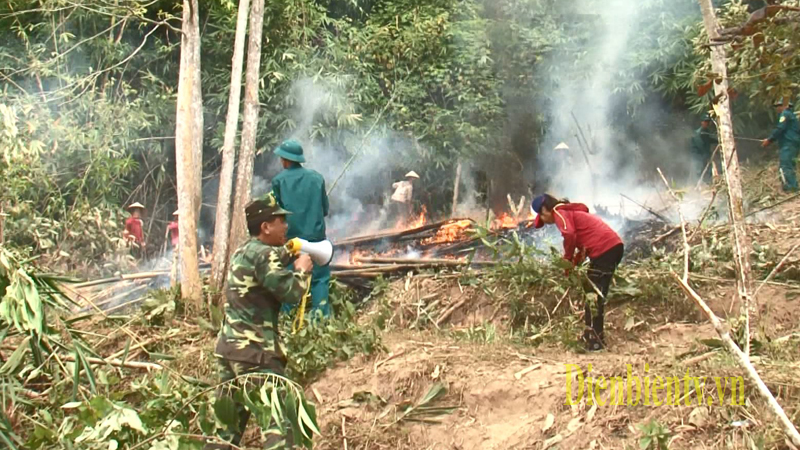 Người dân bản Púng Tôm và lực lượng dân quân xã chữa cháy rừng.