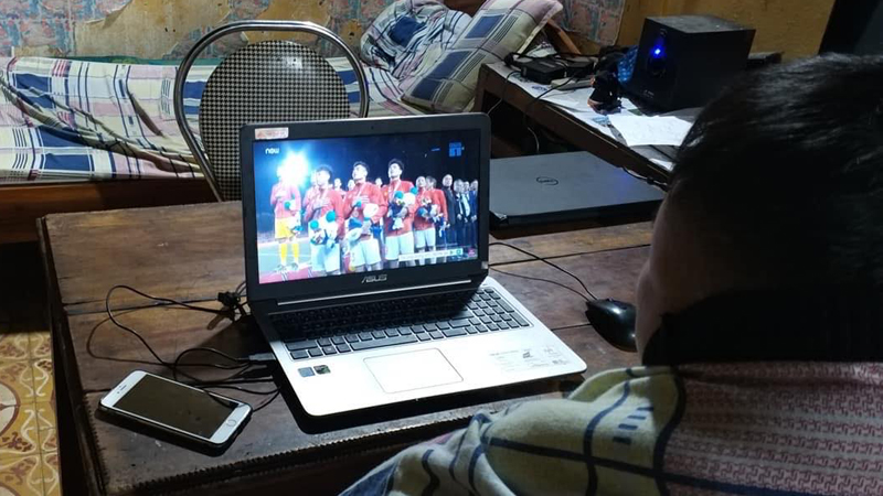 Một người hâm mộ ở vùng sâu, vùng xa không có ti vi xem bóng đá bàng laptop...