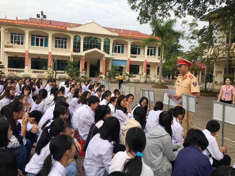 Cán bộ phòng Cảnh sát giao thông - Công an Tỉnh Điện Biên tuyên truyền về ATGT cho học sinh trường THPT thành phố Điện Biên Phủ
