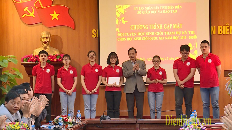 Đồng chí Lê Trọng Khôi, Phó Chủ tịch HĐND tỉnh tặng quà cho đội tuyển học sinh giỏi quốc gia năm học 2019 - 2020.