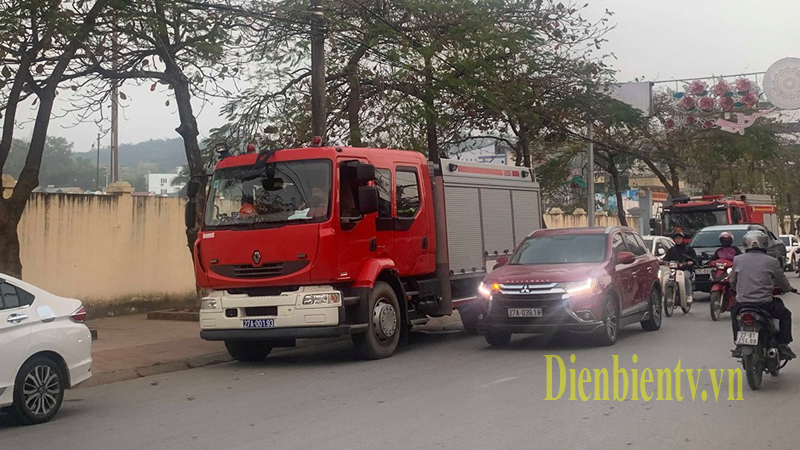 Phía ngoài sân vận động, Công an tỉnh Điện Biên huy động 2 xe cứu hỏa, xe cứu thương. Chó nghiệp vụ cũng được cảnh sát cơ động trưng dụng để tuần tra quanh nơi xử án.