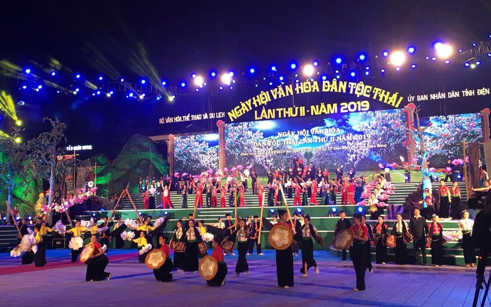 Màn múa của đồng bào dân tộc Thái trong Lễ khai mạc Ngày hội Văn hóa dân tộc Thái tối 18-10