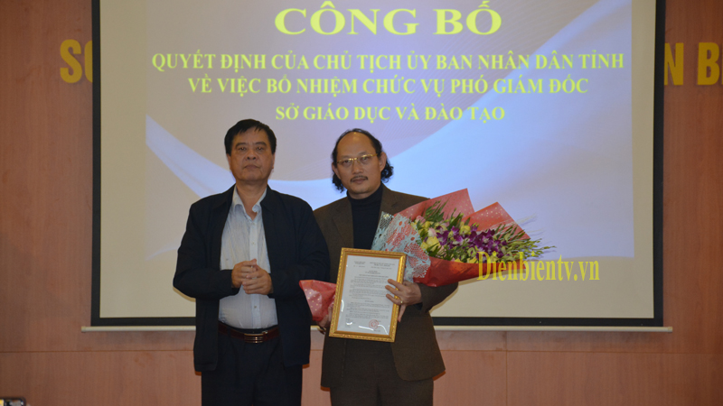 Đồng chí Nguyễn Văn Kiên - Giám đốc Sở GD&ĐT tỉnh Điện Biên trao Quyết định bổ nhiệm Phó giám đốc Sở GD&ĐT cho ông Cù Huy Hoàn.