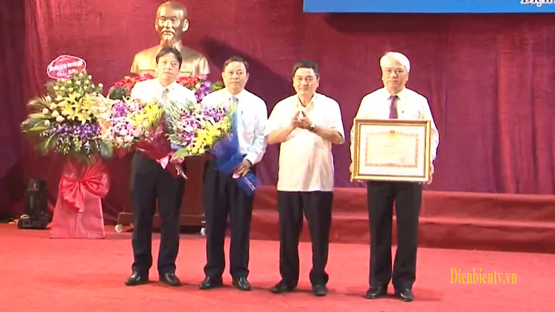 Thừa ủy quyền, Phó Chủ tịch UBND tỉnh Lê Văn Quý trao tặng bằng khen của Thủ tướng Chính phủ cho tập thể Sở VN,TT&DL.