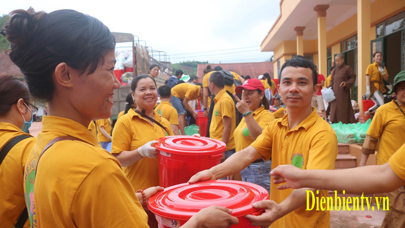 Tình nguyện viên Nhóm thiện nguyện trẻ Hoa từ b ivận chuyển quà trao cho hộ nghèo xã  Na Cô Sa huyện Nậm Pồ