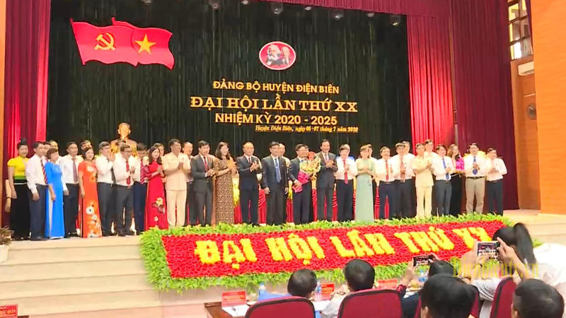 tặng hoa chúc mừng Ban Chấp hành Đảng bộ huyện Bình Gia, nhiệm kỳ 2020 – 2025
