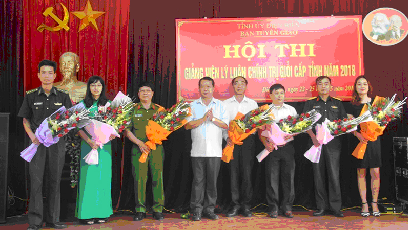 Đồng chí Nguyễn Đức Vượng, Ủy viên Ban Thường vụ Tỉnh ủy, Trưởng ban Tuyên giáo Tỉnh ủy Điện Biên tặng hoa cho các đơn vị tham gia Hội thi Giảng viên lý luận chính trị giỏi năm 2018