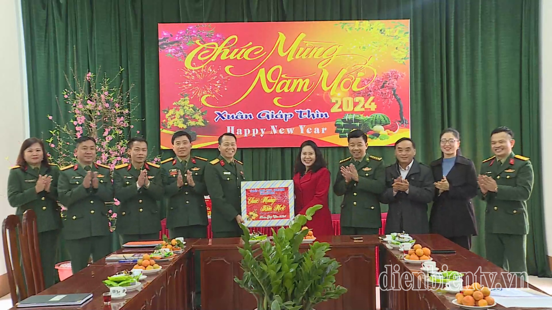 Đồng chí Lò Thị Minh Phượng, Ủy viên Ban Thường vụ Tỉnh ủy, Trưởng ban Tuyên giáo Tỉnh ủy chúc Tết Ban Chỉ huy Quân sự huyện Mường Nhé.