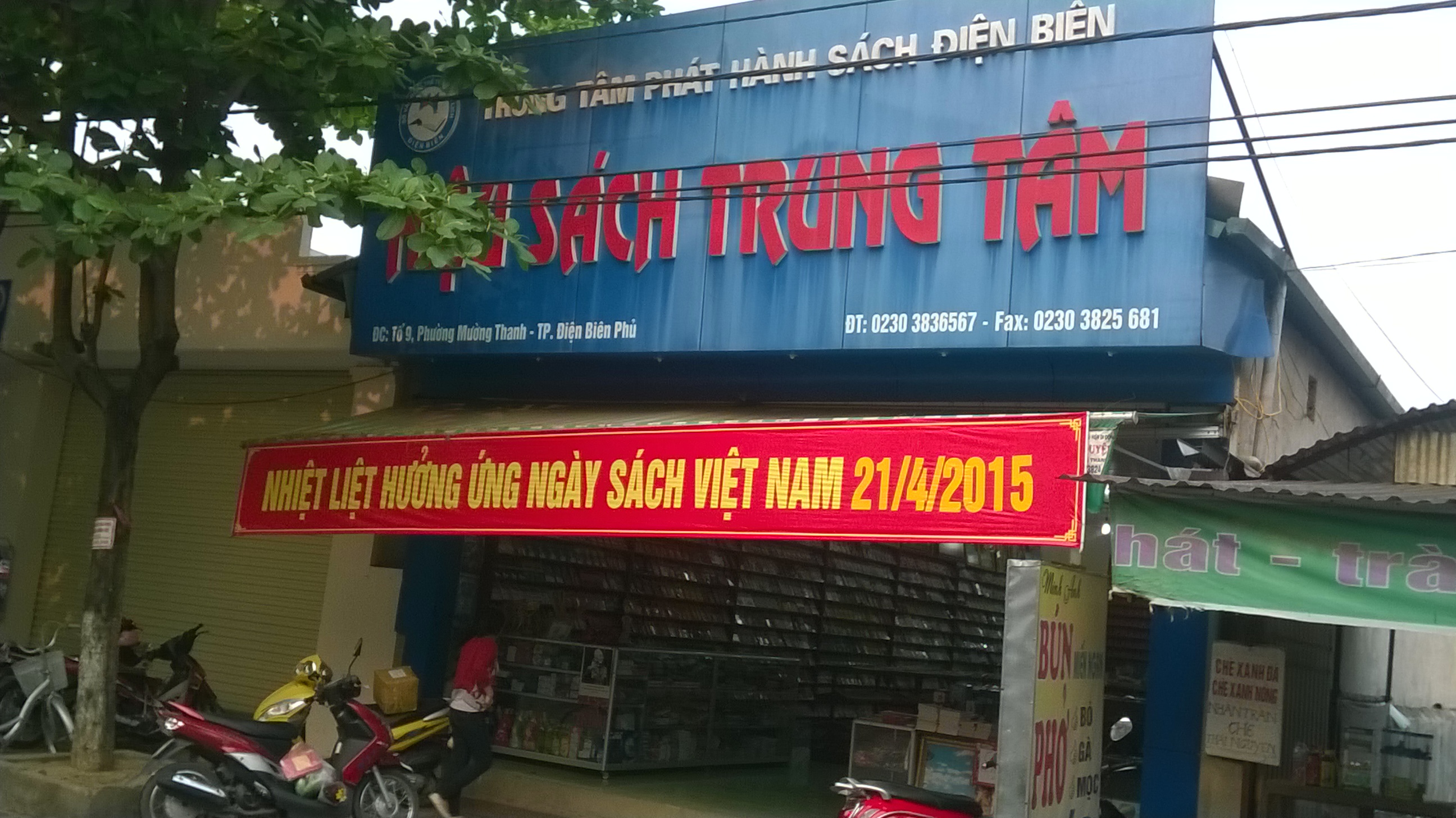 Quầy sách thuộc Trung tâm phát hành sách Điện Biên trên đường Nguyễn Chí Thanh đã sẵn sàng phục vụ bạn đọc 