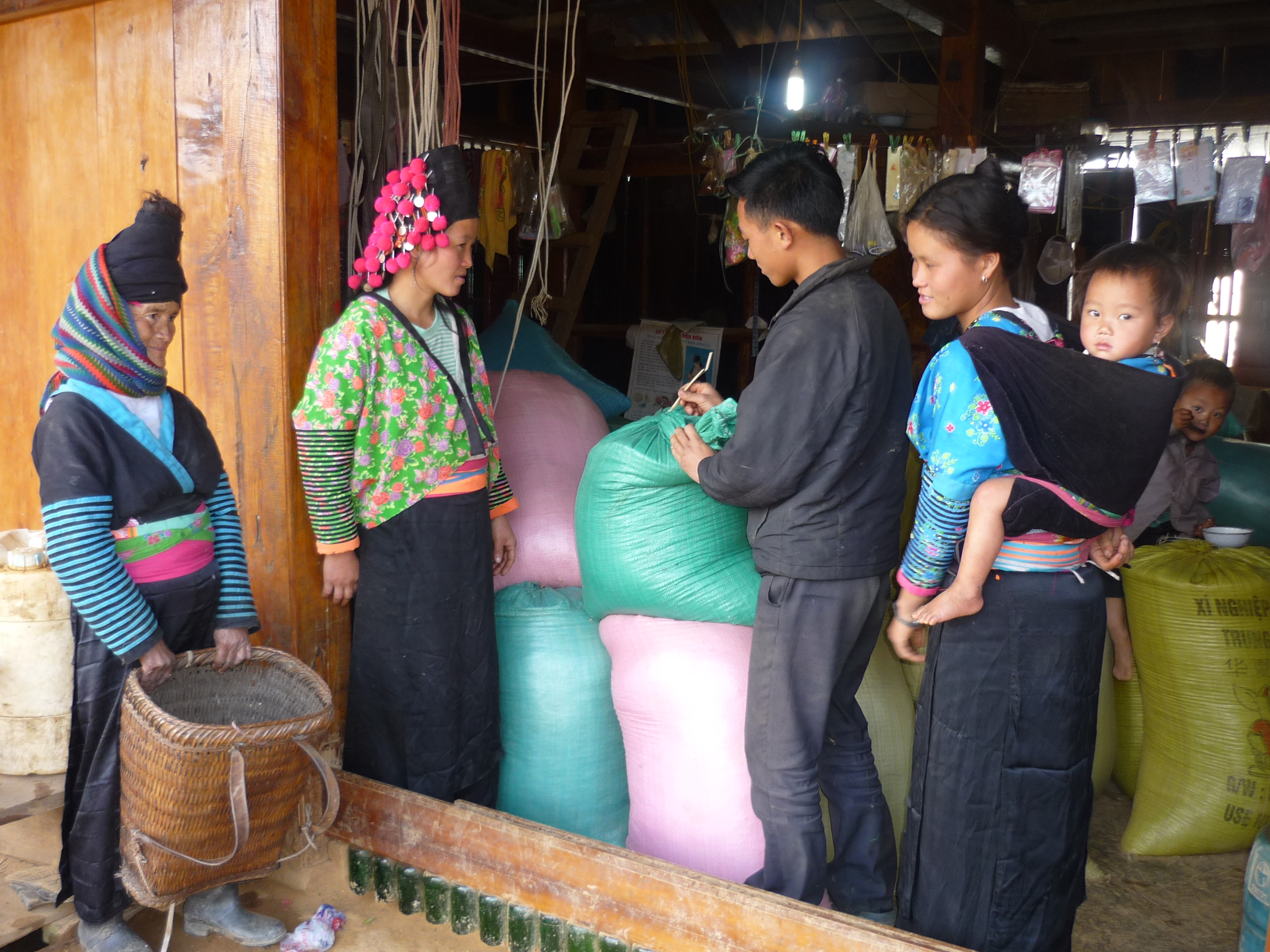 Người dân được cấp một số giống cây trồng theo Quyết định 102 QĐ-TTg của Chính phủ về chính sách hỗ trợ trực tiếp cho đối tượng hộ nghèo ở vùng đặc biệt khó khăn