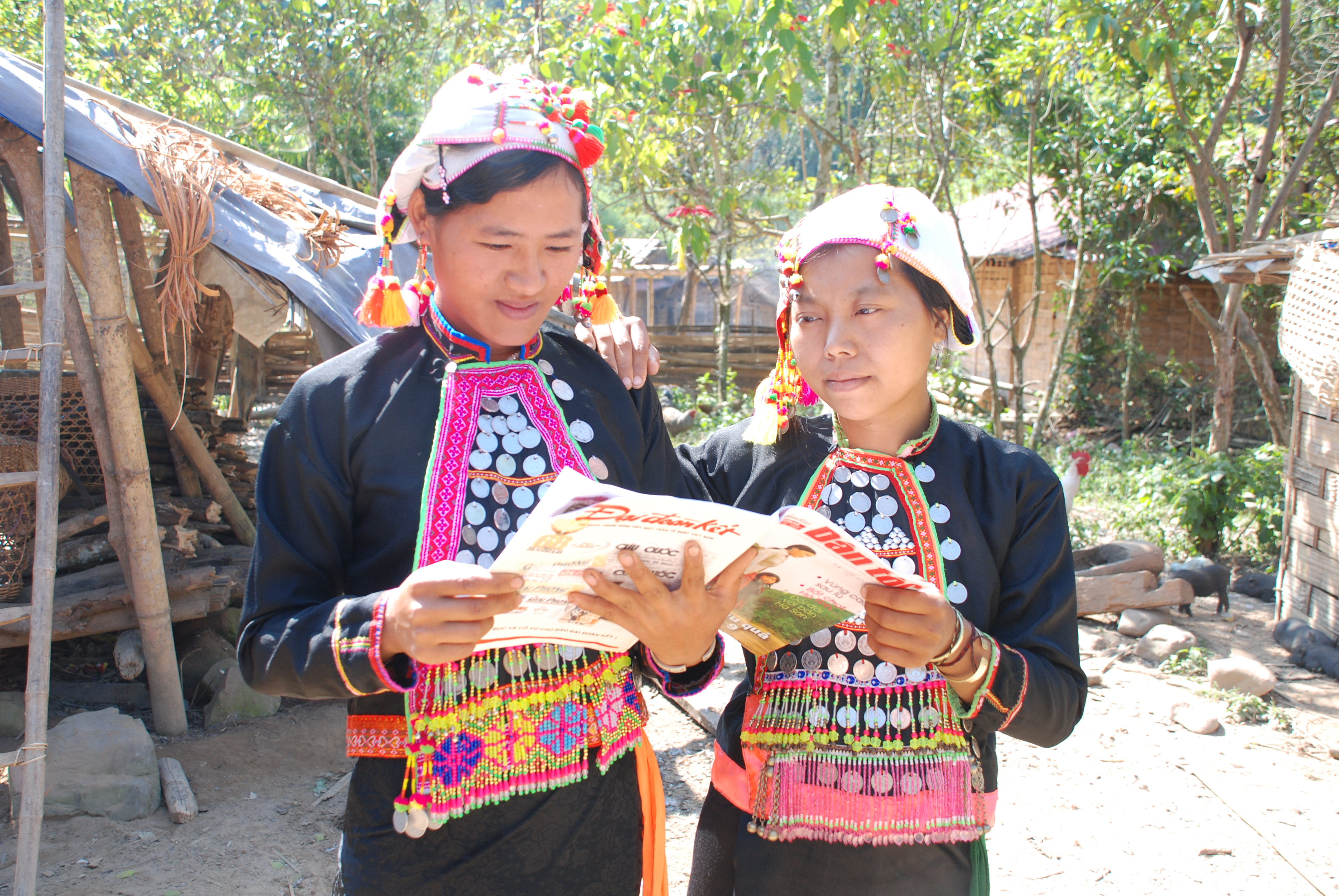 Người dân (dân tộc Si la) bản Nậm Sim xã Chung Chải huyện Mường Nhé thực hiện quyền được tiếp cân cung cấp thông tin của Đảng đối với Báo chí cấp miễn phí dành cho DTTS