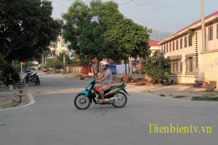 Sợi cáp Viễn thông trên đoạn đường từ ngã tư chợ Noong Bua vào trường Tiểu học Noong Bua (ảnh chụp 17h ngày 6/4/2017)