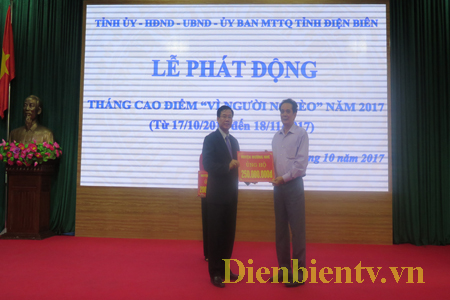 Đồng chí Lò Văn Mừng - Ủy viên Ban Thường vụ Tỉnh ủy, Chủ tịch MTTQ tỉnh Điện Biên tiếp nhận ủng hộ Quỹ 