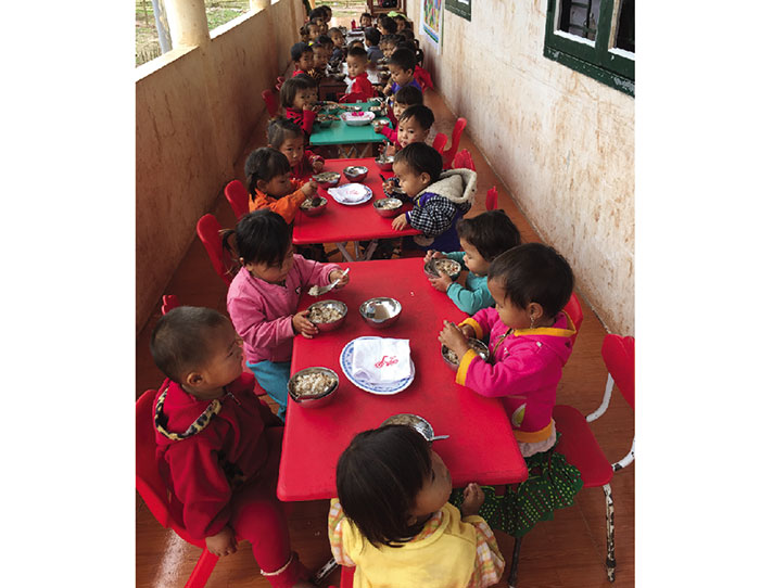 Bữa ăn bán trú của trẻ Trường Mầm non Mường Nhé (xã Mường Nhé).
