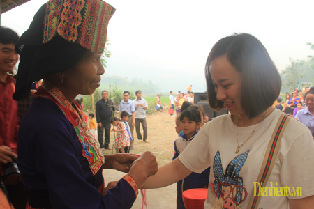 Múas hát chào mừng lễ hội cũng là cách để truyền tải các bài hát, điệu múa của dân tộc Lào đến du khách và các thế hệ con cháu trong bản.