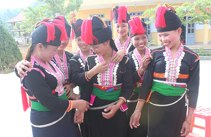 Phụ nữ dân tộc Khơ Mú, xã Hẹ Muông, huyện Điện Biên trong trang phục truyền thống.