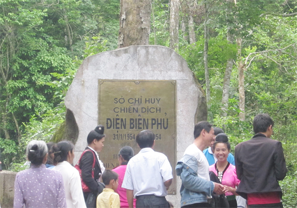 Đông đảo du khách đến tham quan khu di tích Mường Phăng, nơi đặt Sở chỉ huy Chiến dịch Điện Biên Phủ năm xưa
