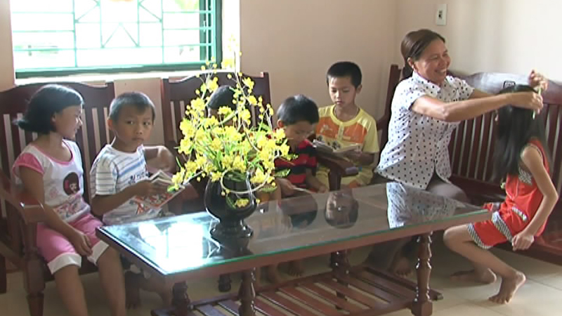 Làng trẻ em SOS Điện Biên Phủ có 14 ngôi nhà, mỗi nhà lại mang tên một loài hoa như Hoa Mai, Hoa Bưởi, Hoa Thiên Lý.v.v...
