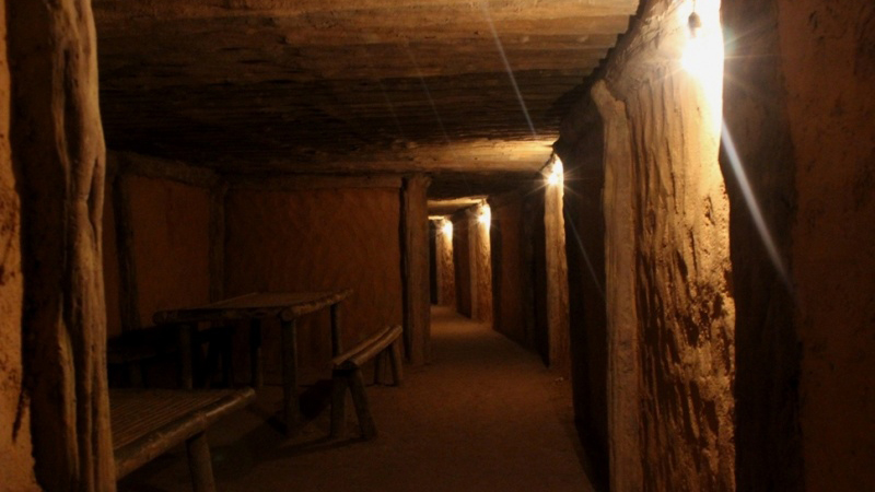 Bên trong đường hầm xuyên núi bên cạnh lán ở của Đại tướng Võ Nguyên Giáp. Đây còn là nơi trú ẩn dự phòng tình huống khẩn cấp.
