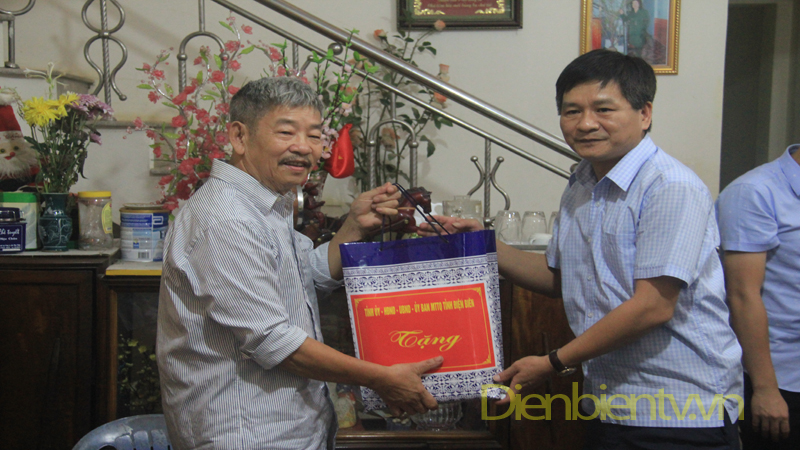 Đồng chí Lê Thành Đô – Phó Chủ tịch Thường trực UBND tỉnh cùng đoàn đến thăm, tặng quà gia đình gia đình Ông Vũ Văn Thịnh, bệnh binh 61% tổ 9, phường Noong Bua