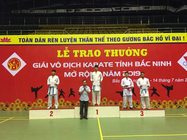 VĐV Lò Văn Biển nhận huy chương vàng hạng cân 71 kg tại giải Karate tỉnh Bắc Ninh mở rộng năm 2019 với nhiều VĐV mạnh