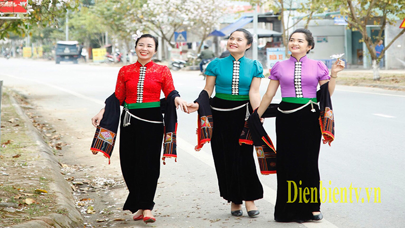 Aó Cóm - Trang phục độc đáo của phụ nữ dân tộc Thái - Đài Phát thanh và  Truyền hình Điện Biên
