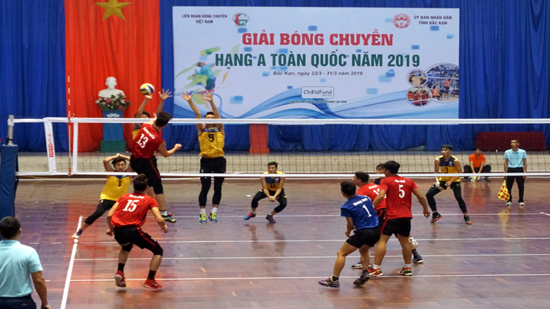 Các đội thi đấu vòng bảng tại Nhà thi đấu TDTT tỉnh Bắc Kạn vừa qua. (ảnh Hoàng Vũ)